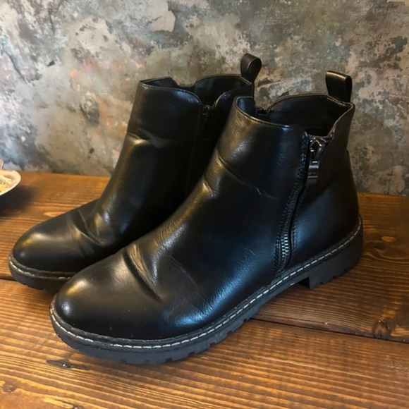 Shoes - Elegant Black Leather Heeled Boots